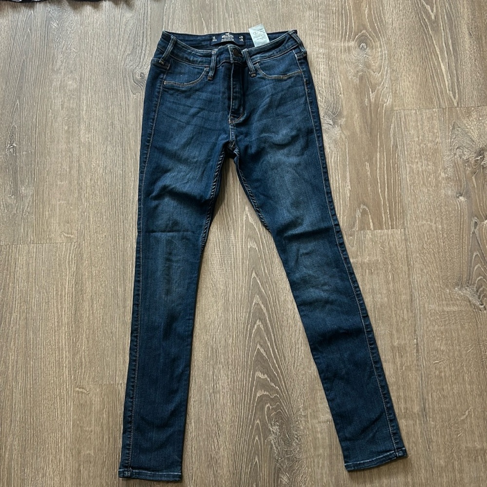 Hollister mid rise skinny jeans (short)